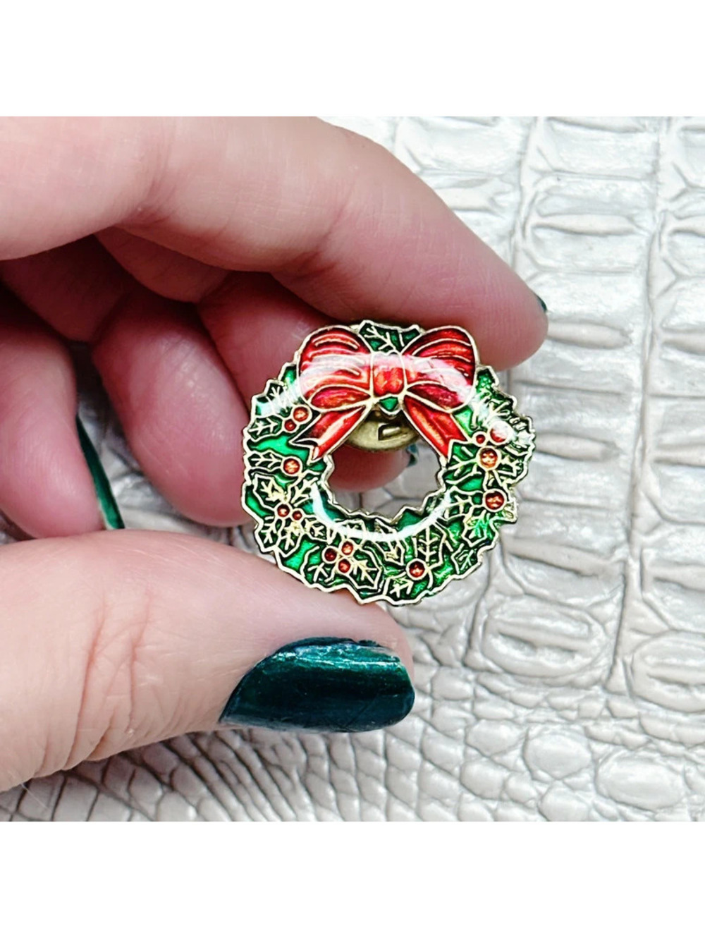 6246mc. Dainty Christmas Resin Wreath Brooch - Picture 4 of 5